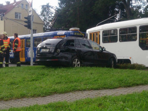 FOTO: Další střet tramvaje s osobákem ve Vratislavicích. Řidič odbočoval těsně před soupravou