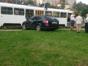 Další střet tramvaje s osobákem ve Vratislavicích. Řidič odbočoval těsně před soupravou