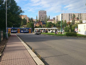Další střet tramvaje s osobákem ve Vratislavicích. Řidič odbočoval těsně před soupravou