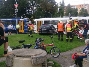 Další střet tramvaje s osobákem ve Vratislavicích. Řidič odbočoval těsně před soupravou