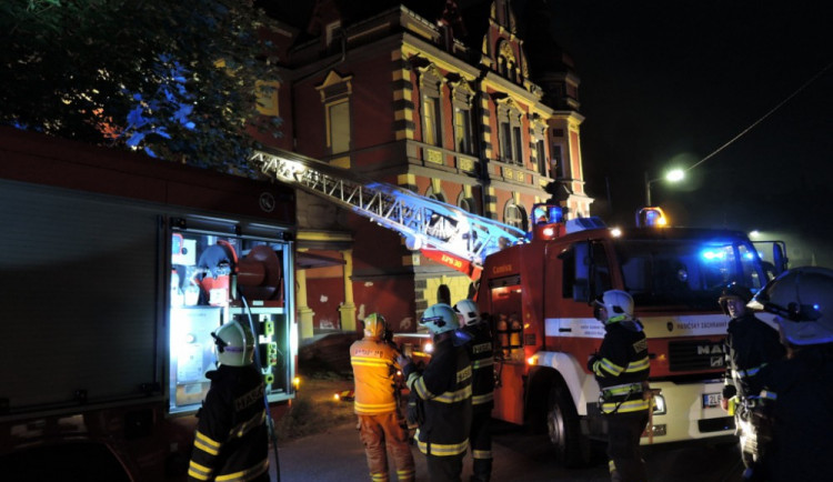 Požár střechy domu v Janově nad Nisou způsobilo stropní svítidlo