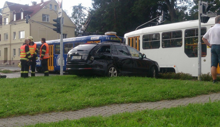 Další střet tramvaje s osobákem ve Vratislavicích. Řidič odbočoval těsně před soupravou