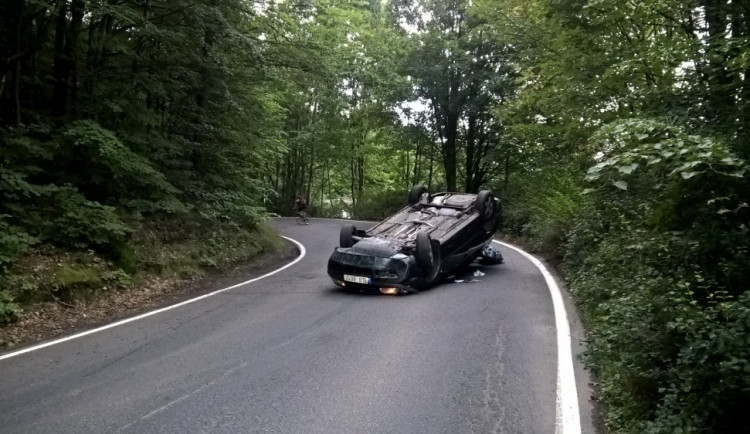 Tohle nevyšlo. Řidič otočil své auto na střechu