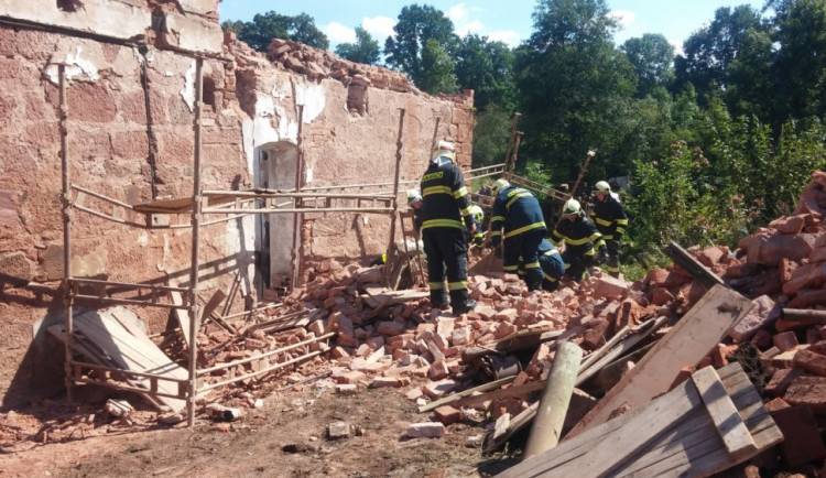 Hasiči vyprošťovali z trosek domu zasypaného dělníka. Do nemocnice ho transportoval vrtulník