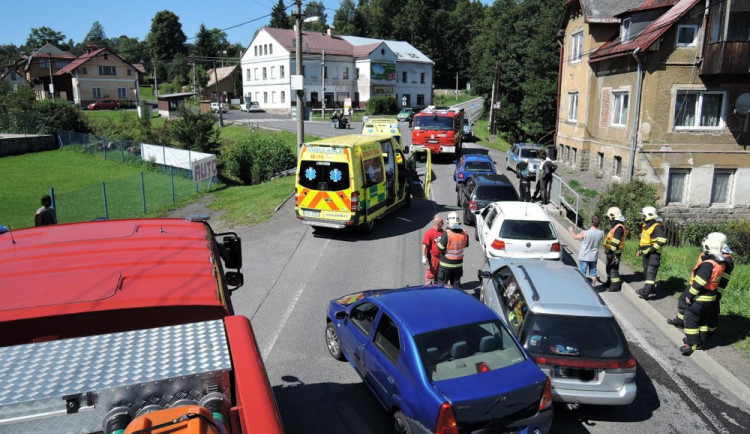 Nehoda šesti aut ve Smržovce