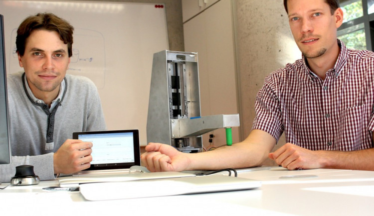 Pánové Kysela a Kolář testují přístroj