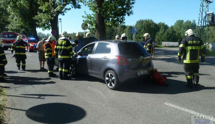 Silnici na Žitavu zablokovala nehoda dvou aut, jeden zraněný