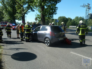 Silnici na Žitavu zablokovala nehoda dvou aut, jeden zraněný