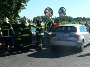 Silnici na Žitavu zablokovala nehoda dvou aut, jeden zraněný