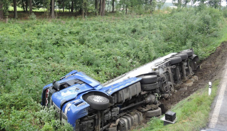 Silnici na Frýdlantsku už neblokuje převrácený kamion
