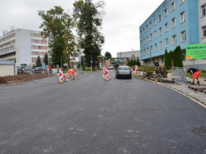 Nemocnice v Jablonci má nový vjezd, přibylo míst k parkování