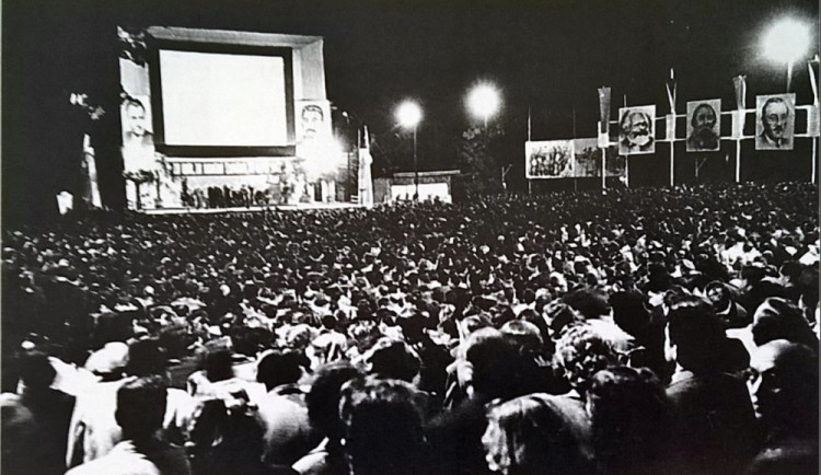 Letní kino v roce 1952 při Filmové festivalu pracujících