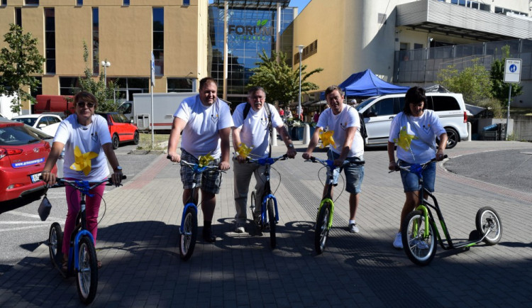Lídři Budoucnosti se vydali na kraj na koloběžkách.