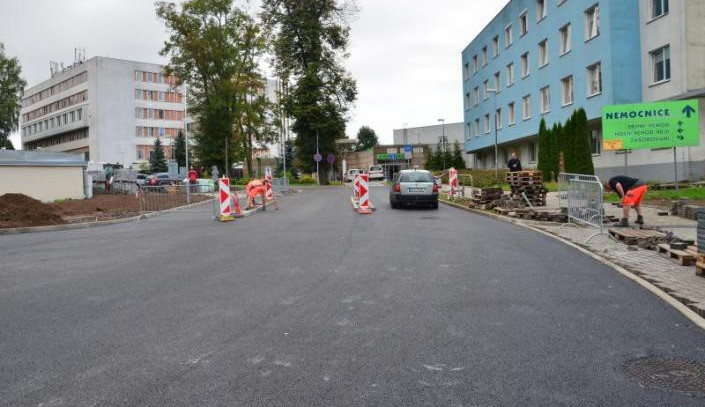 Nemocnice v Jablonci má nový vjezd, přibylo míst k parkování