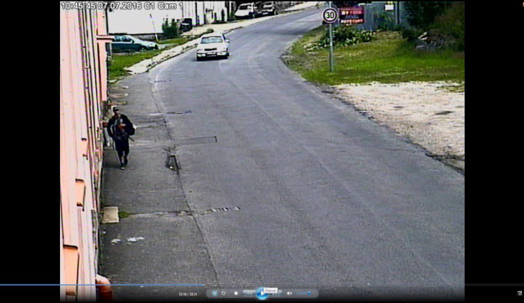 Poznáváte tohohle muže? Policisté by sis s ním rádi promluvili