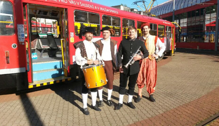 Divadlo F.X. Šaldy zahájilo svoji sezónu v tramvajové soupravě 