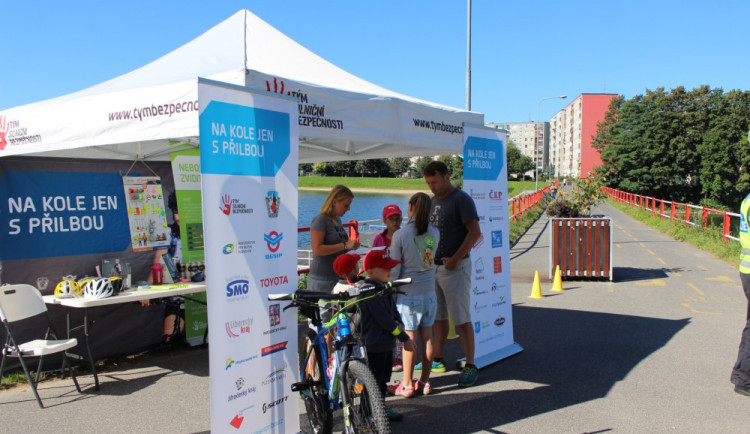 Na cyklostezce u jablonecké přehrady poradili cyklistům strážníci s Týmem silniční bezpečnosti