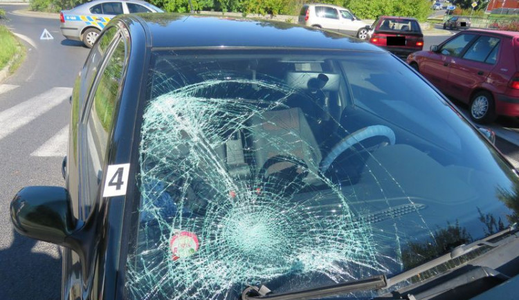 Řidič přehlédl chodce na přechodu a srazil ho