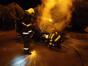 Auto začalo hořet chvíli po zaparkování. Majitel s hasičákem neměl šanci