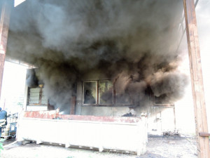 Černý dým zahalil Semily. V areálu bývalé Kolory hořela přečerpávací stanice