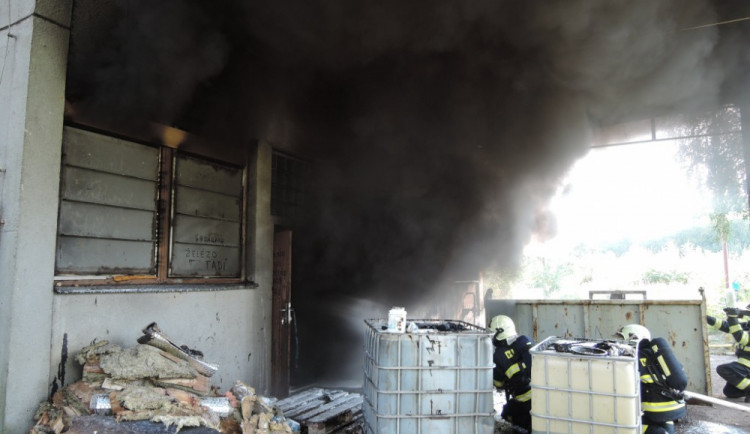 Černý dým zahalil Semily. V areálu bývalé Kolory hořela přečerpávací stanice