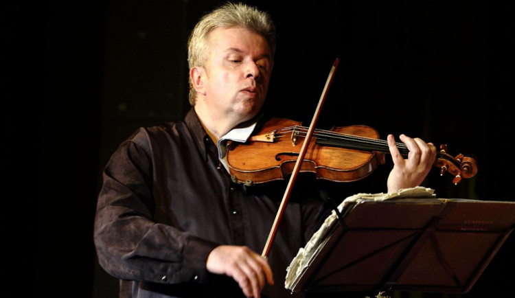 Benefiční koncert Jaroslava Svěceného láká na nádvoří hospice