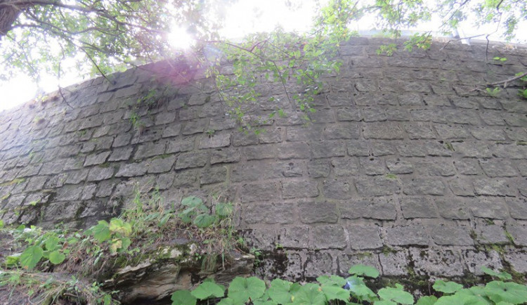 Na Ještědu se vážně zranil cyklista. Spadl z osmimetrového srázu