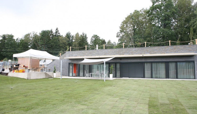 Jeden z hotových domů