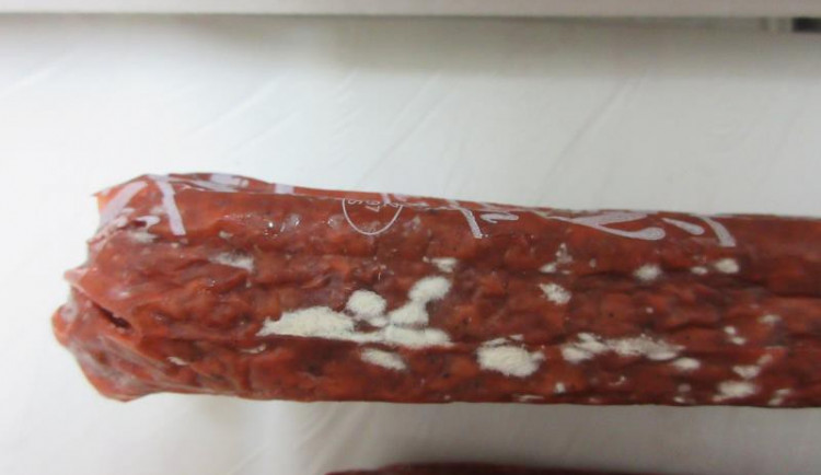 Tenhle plesnivý salám z českolipského Kauflandu by vám asi moc nechutnal