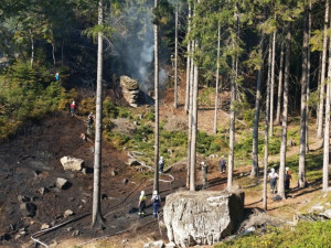 Hasiči likvidovali požár v Českém ráji, pomáhal i vrtulník