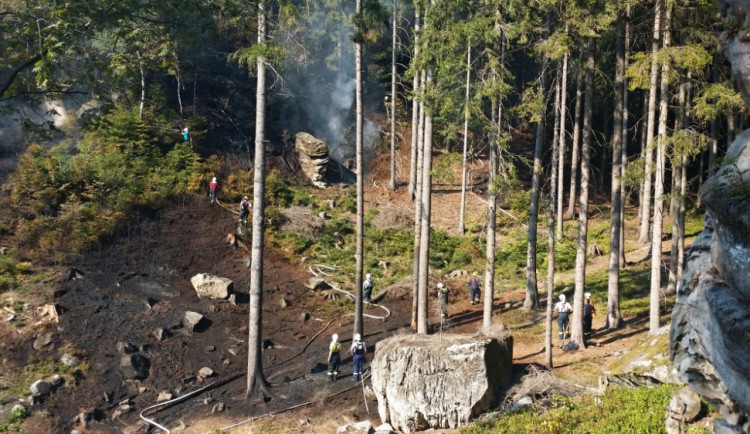 Hasiči likvidovali požár v Českém ráji, pomáhal i vrtulník