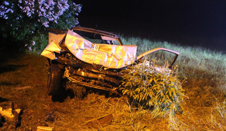 Auto po nárazu do zdi.