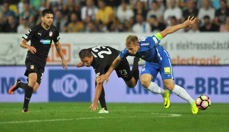 Lukáš Pokorný v utkání s Plzní