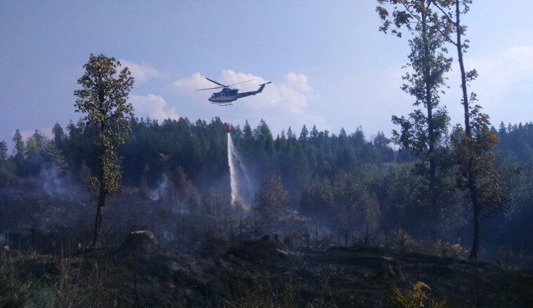 Hasiči likvidují další požár lesa,  pomáhá také vrtulník