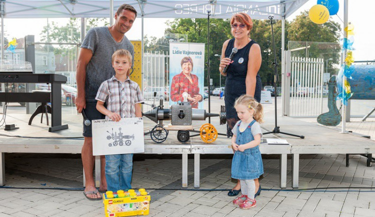 Ing. Lidie Vajnerová a Roman Šebrle s vítězem soutěže Vojtou Tomanem
