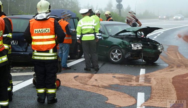 Frekventovanou silnici u Bílého Kostela zablokovala nehoda dvou aut