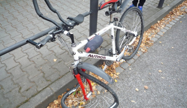 Střed dodávky s cyklistkou se neobešel bez zranění