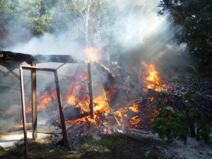 Požár zahradní chaty ve Svijanech zaměstnal tři jednotky hasičů