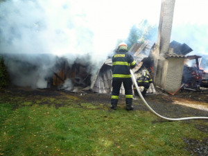 Požár zahradní chaty ve Svijanech zaměstnal tři jednotky hasičů
