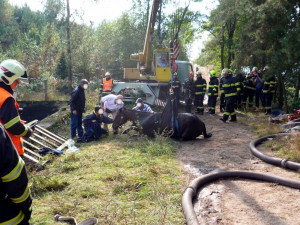 Hasiči zachraňovali koně z hluboké jímky. Vyprostit se ho podařilo až speciální sítí