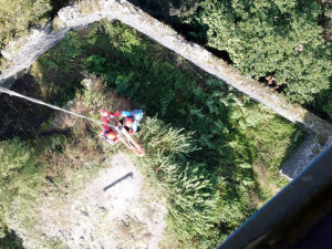 FOTO: Muž spadl z hradeb na Ronově, zachraňovat ho musel vrtulník