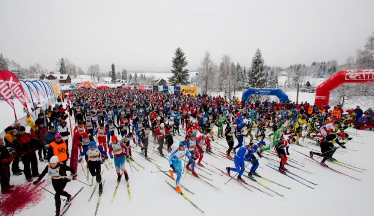 Jizerská 50 táhne. Polovina startovních čísel je pryč