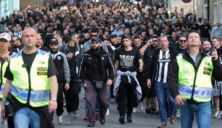 FOTO: Libercem prošel pochod pěti stovek řeckých fanoušků