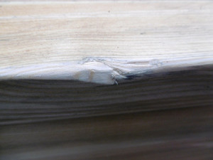 Nové lavice v Jablonecké ulici vydržely bez poškození jen dva dny