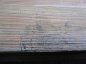 Nové lavice v Jablonecké ulici vydržely bez poškození jen dva dny