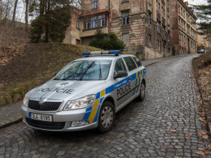 Policisté zachraňovali poblíž bazénu muže, který si chtěl vzít život