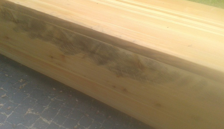 Nové lavice v Jablonecké ulici vydržely bez poškození jen dva dny