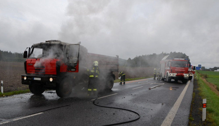 Tatru zachvátily plameny, řidič stihl včas vyskočit