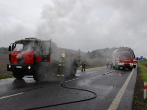 Tatru zachvátily plameny, řidič stihl včas vyskočit
