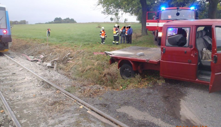Na Frýdlantsku se střetla dodávka s vlakem, záchranáři ošetřili čtyři zraněné